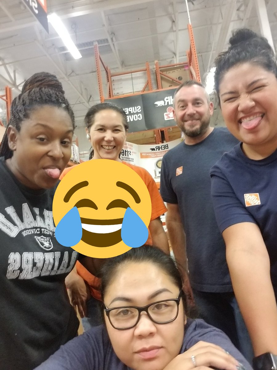 they got the selfie king! haha <a href="/MariCruzer88/">Maricruz De La Cruz</a> <a href="/KerriXayavong/">Kerri Xayavong</a>