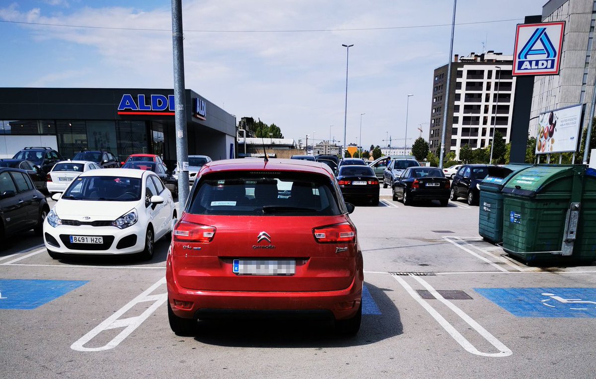 policiaforal_na's tweet photo. Nos llegan fotos de vehículos que al parecer no tenían tarjeta de #discapacidad en parkings que al parecer tenían sitios libres cuyos conductores que al parecer carecen de #respeto #civismo y #educación.
Al parecer, queda mucho por hacer. Si ves algo así, pide presencia policial https://t.co/N5d0g4Ly83