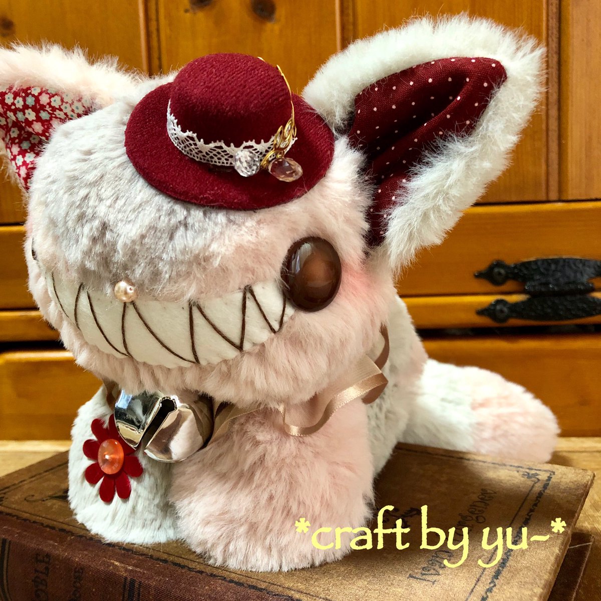 Uzivatel Craft By Yu 9月大阪てづバ3日間 Na Twitteru くたくたチェシャ猫ちゃん5匹目出来ました 耳が赤 帽子も赤 赤い帽子の子ははじめてかな 確か 青い帽子も仕入れたので早く使いたい てづバ Artandhandmade ぬいぐるみ くたくた 1点もの