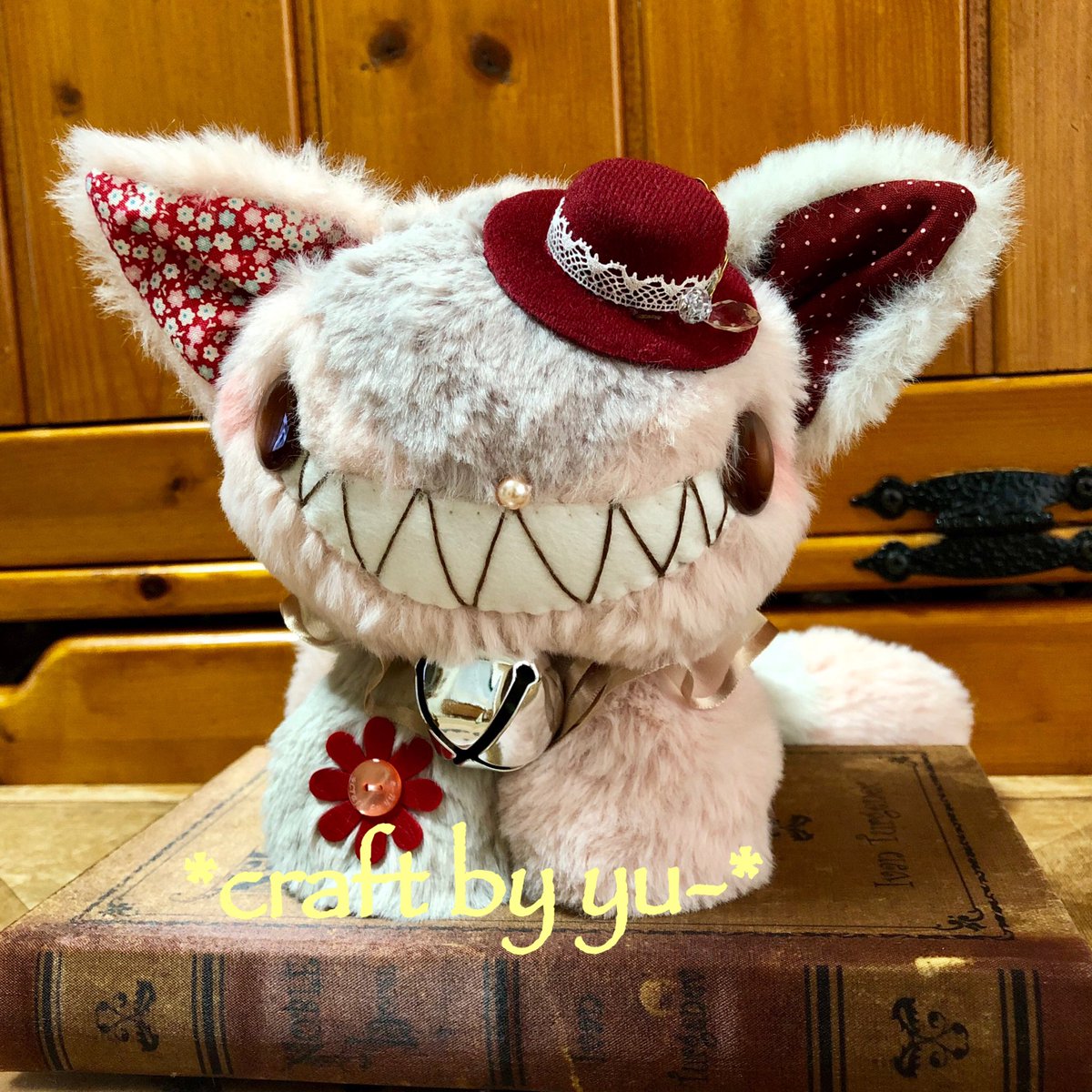 Uzivatel Craft By Yu 9月大阪てづバ3日間 Na Twitteru くたくたチェシャ猫ちゃん5匹目出来ました 耳が赤 帽子も赤 赤い帽子の子ははじめてかな 確か 青い帽子も仕入れたので早く使いたい てづバ Artandhandmade ぬいぐるみ くたくた 1点もの