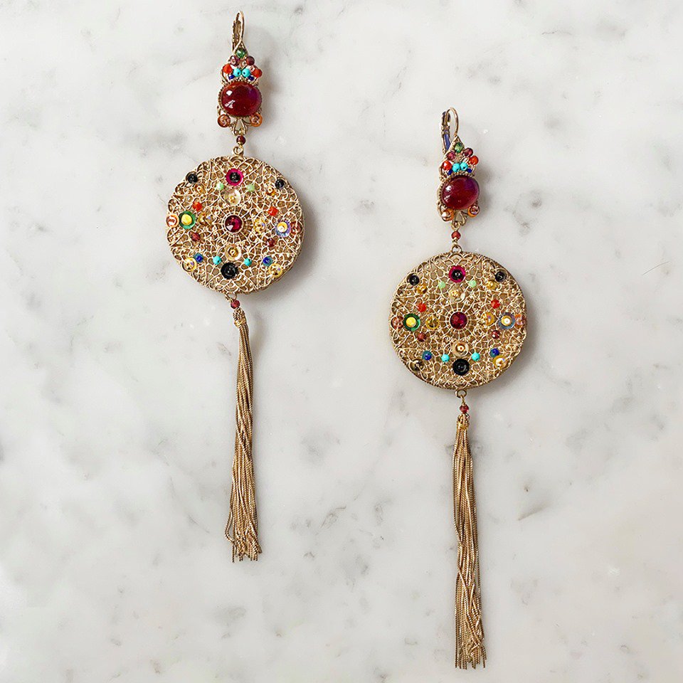 | LES BEAUX BIJOUX | Ce bijou aérien saura mettre en valeur votre port de tête avec élégance. Ce bijou est serti de pierres multicolores: jade, grenat, turquoise ou encore cornaline >> bit.ly/2zr5snM