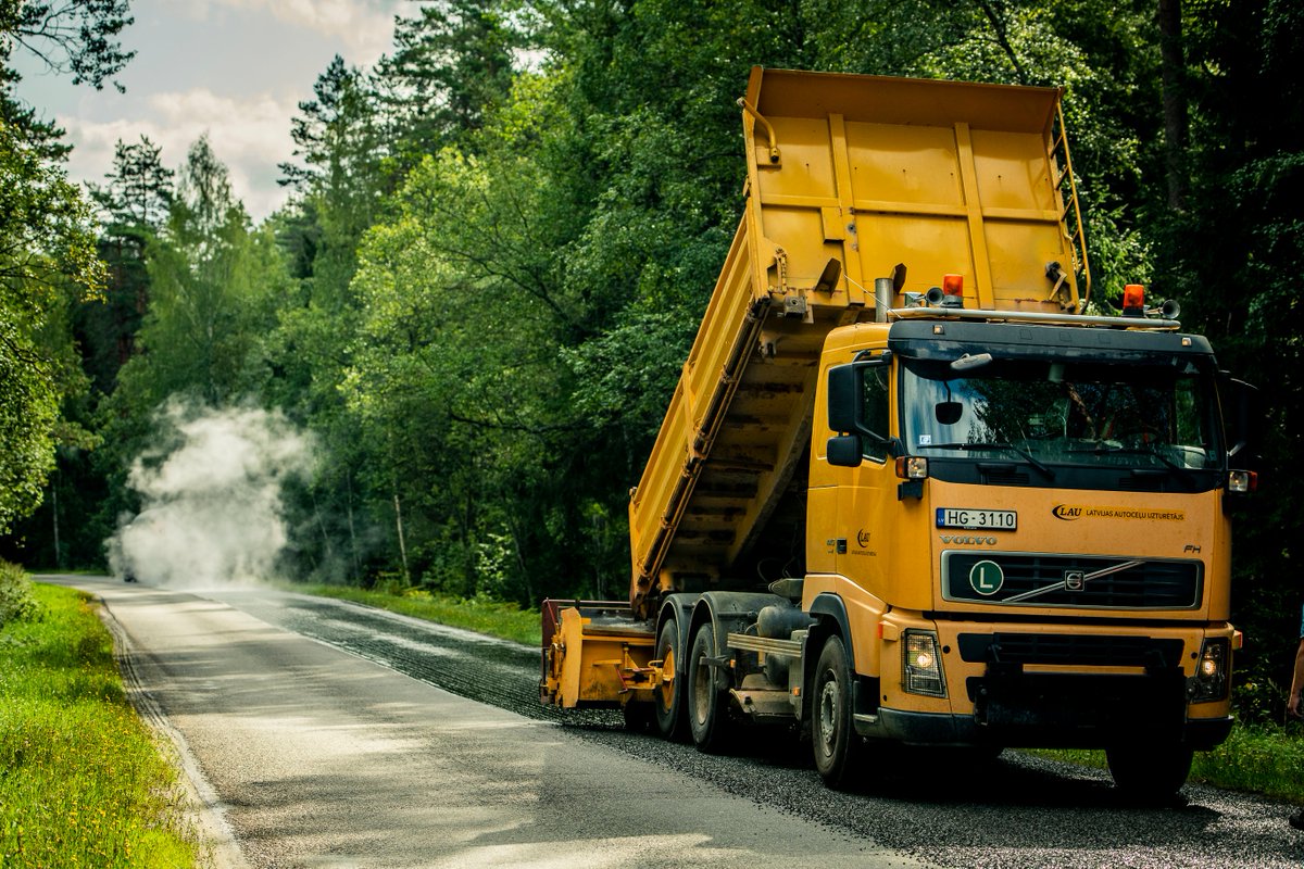 autoceli's tweet photo. Pagājušā nedēļā Ropažu novadā uz autoceļa P3 (Garkalne—Alauksts) 11. km LAU veica selektīvo vienkārtas virsmas apstrādi. Galerijā piedāvājam nelielu ieskatu darba procesā. Vairāk informācijas par paveikto: https://t.co/h1FZsLuVcv  #autoceli 
@Ropazi_Latvia https://t.co/igVaAD3uF0