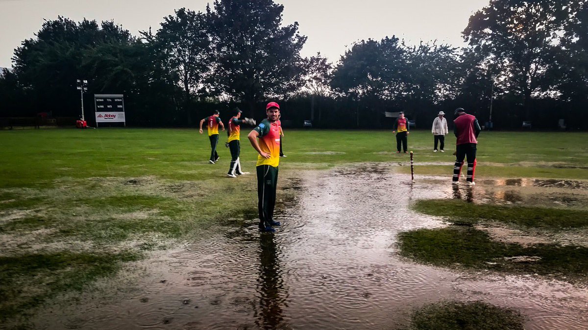 Blunham19's tweet photo. Sheer determination only. Keep going boys 🏊‍♀️🌧🏏 #WR19 https://t.co/H7TjqRRmLZ