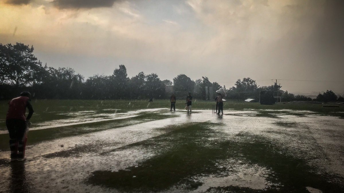 Blunham19's tweet photo. Sheer determination only. Keep going boys 🏊‍♀️🌧🏏 #WR19 https://t.co/H7TjqRRmLZ