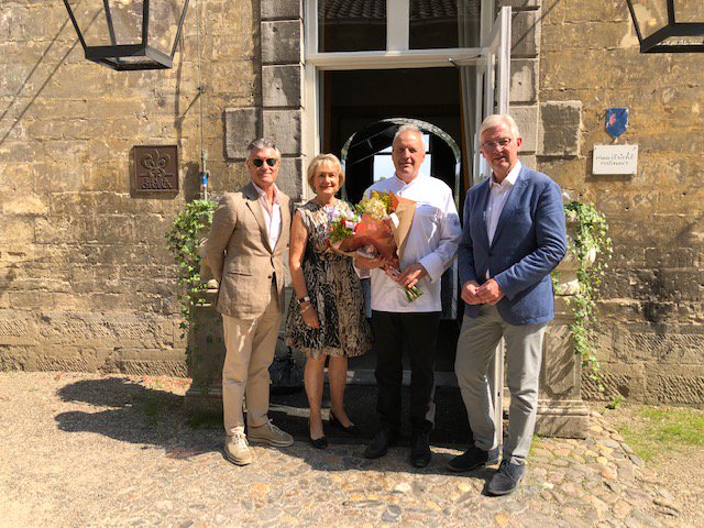 Jubileum Hans Snijders Hans Snijders, 35 jaar Neerkanjer en excellente chef de cuisine. Veel van zijn leerlingen zijn nu topchefs. Proficiat chef met deze mijlpaal! Bedankt voor alles wat u gedaan en betekent heeft voor dit enige terrassenkasteel van Nederland. #OCmemories