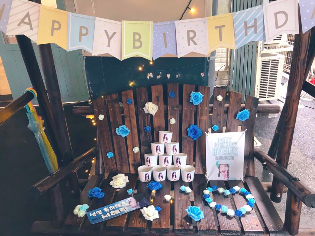 gorirausagi_'s tweet photo. ヘリンちゃん生誕イベント全て終了しました…！ご協力してくださった皆さま、足を運んで頂いた皆さま、ご興味を持ってくださった皆さま、本当にありがとうございました🐣💙
イベントは終了しましたが、カップホルダーはまだ配布しておりますので是非ゲットしてください！ https://t.co/dWZp4f4oyA