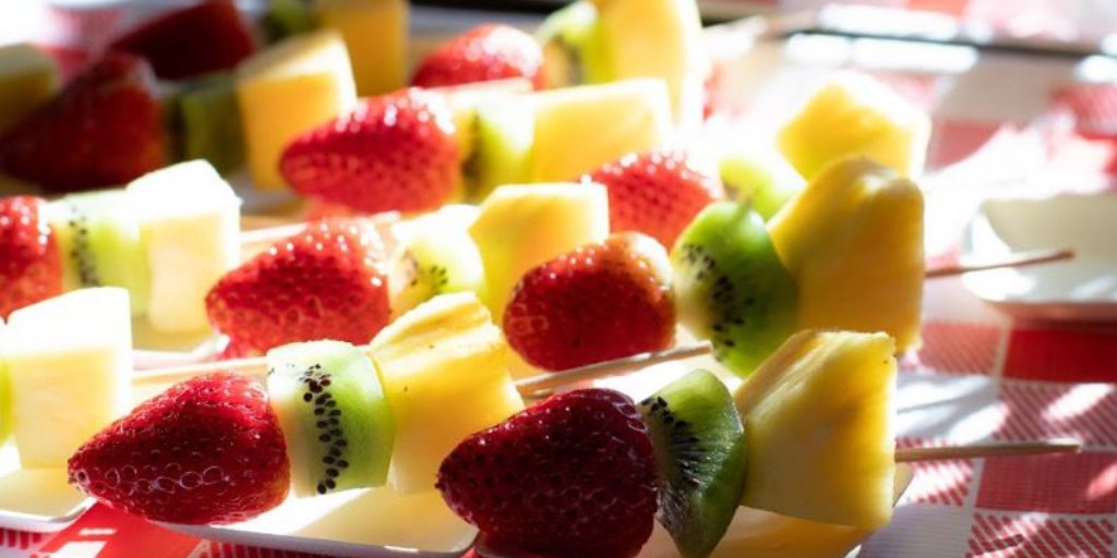 Refruiting's tweet photo. ⏰ ¡Hora de la #fruta! ¿Compartís unas brochetas 🍡 de fruta fresca con nosotros? ¡Nos encanta disfrutar de estos colores! 🔴🟩🟡
__
#Refruiting #HealthyBreak https://t.co/Cod5871GpZ