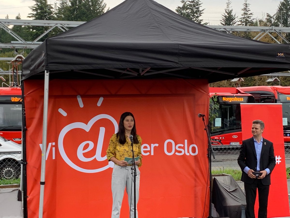 #utslippsfrie busser konferanse i Oslo ⁦<a href="/zeronorge/">Miljøstiftelsen ZERO</a>⁩ ⁦<a href="/Ruter/">Ruter</a>⁩. Lan Marie tydelig inspirert!