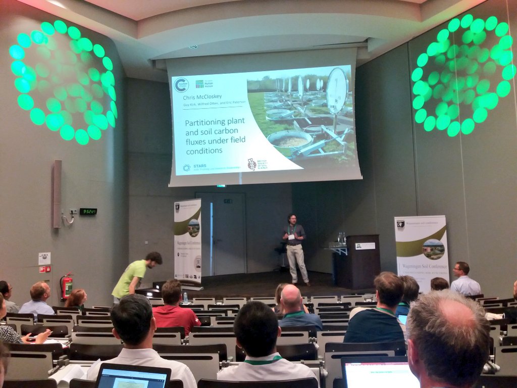 WageningenSoil's tweet photo. Chris McCloskey from @Cranfield university & @JamesHuttonInst partitioning plant and soil carbon fluxes #soilstars @Soil_Science #WSC2019 https://t.co/NBQ8kuu1cw