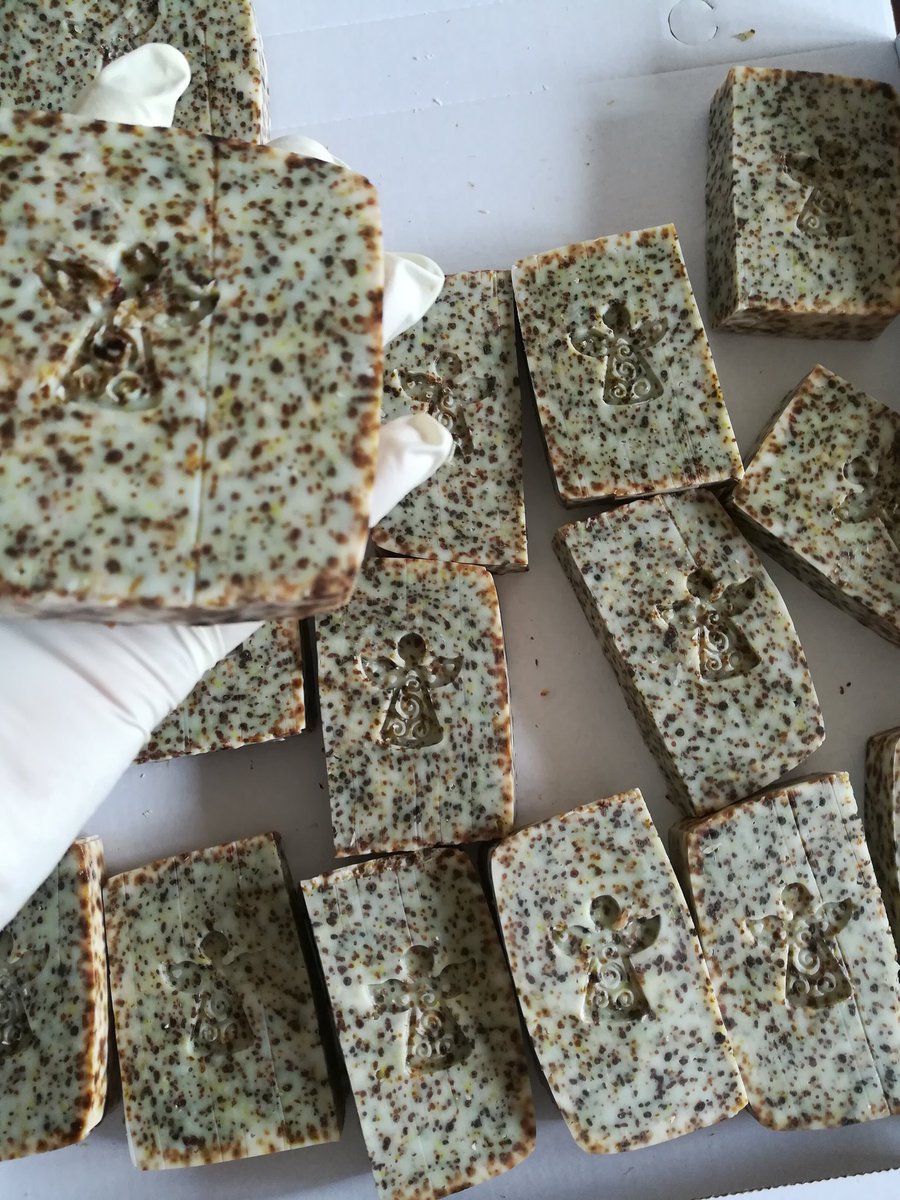 AromiGli's tweet photo. Prodotti per la cura del corpo naturali e fatti a mano; more info/più info ➡ https://t.co/hBuW5q2uoZ
#handmadesoap #vegansoap #Vegan #veganismo #naturalhealth #handmade #bio #giftideas #ecofriendly #ecologic #ecologie #lifacciamonoi🍃 #gliaromidicleopatra👁 #salute #cura https://t.co/oZg8FgVavu