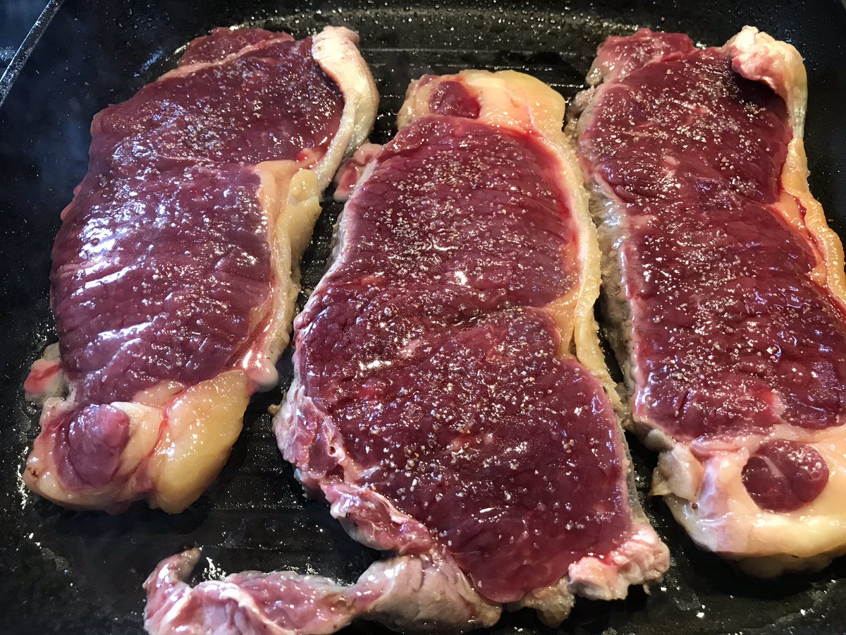 inigoladronm's tweet photo. #Pimientos y #piparrak, #guindillas, para acompañar unos #entrecots... no... los entrecots no son de la huerta... no sería malo que se pudiesen cultivar... 🤣😜 https://t.co/tZyOdlUyB9