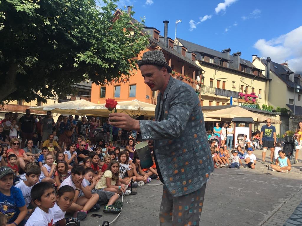 MoiJordana's tweet photo. Aquesta tarda a les 19:30h, Mr Alret a la plaça de Can Palet de Terrassa. Vindreu?
@ajterrassa @EscenaFamiliar #circ #clown #humor #jugling #sortirambnens https://t.co/hEOE4t3DiZ