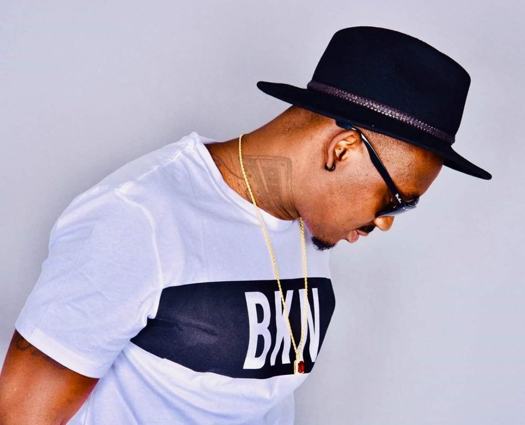 MissBetty_Booo's tweet image. Today on #AfroConnection on @radiorabe Talking to Ghanian Swiss based Rapper / Songwriter/Producer / DJ @2Tweny . Catch us at 4:00CET on rabe.ch 95.6FM