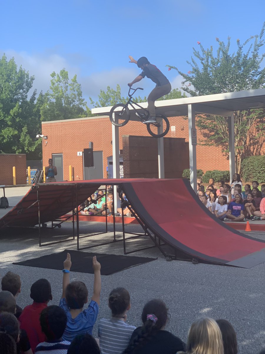 OceeElem's tweet photo. Having an #otterlyamazing time with the Freestyle Connection BMX riders here to support #theoceeway! https://t.co/yUd14yhnF1