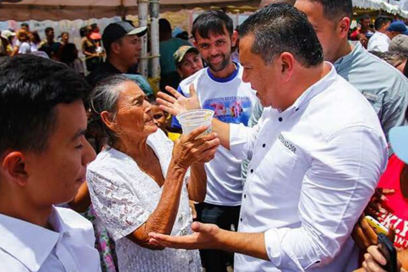 jaimejfc's tweet photo. Sin duda alguna que @JAVIERBERTUCCI es un verdadero líder formado entre la gente, a ellos y a Dios es a quien él se debe. #AyudaCristianaBERTUCCI https://t.co/shmU7iV6Ay