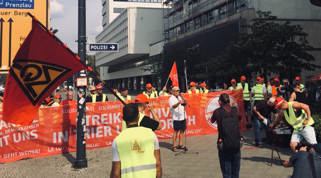 womstaff1's tweet photo. Solidarische Grüße an die Beschäftigten von #RIVA-H.E.S. aus @Stadt_Trier und #Horath, die seit 12 Wochen für die Anbindung an den Tarifvertrag der @IGMetall streiken von der Soli-Kundgebung in #Berlin !!! ✊
*Wir sind noch frisch, Riva an den Tisch!!* https://t.co/Xdivj88TSQ