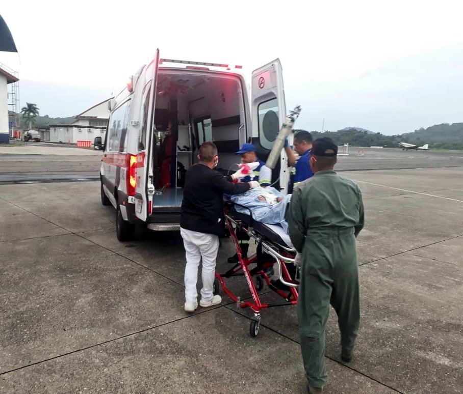aeronavalpanama's tweet photo. El equipo #Aeronaval realizó el traslado aeromédico desde Changuinola hasta Howard de una bebé de 1 año con neumonía e infección en las vías urinarias.

Nuestros pilotos y paramédicos continúan su noble labor en beneficio de las comunidades en áreas distantes.

#UnidosLoHacemos https://t.co/Q7YAVZGmpG