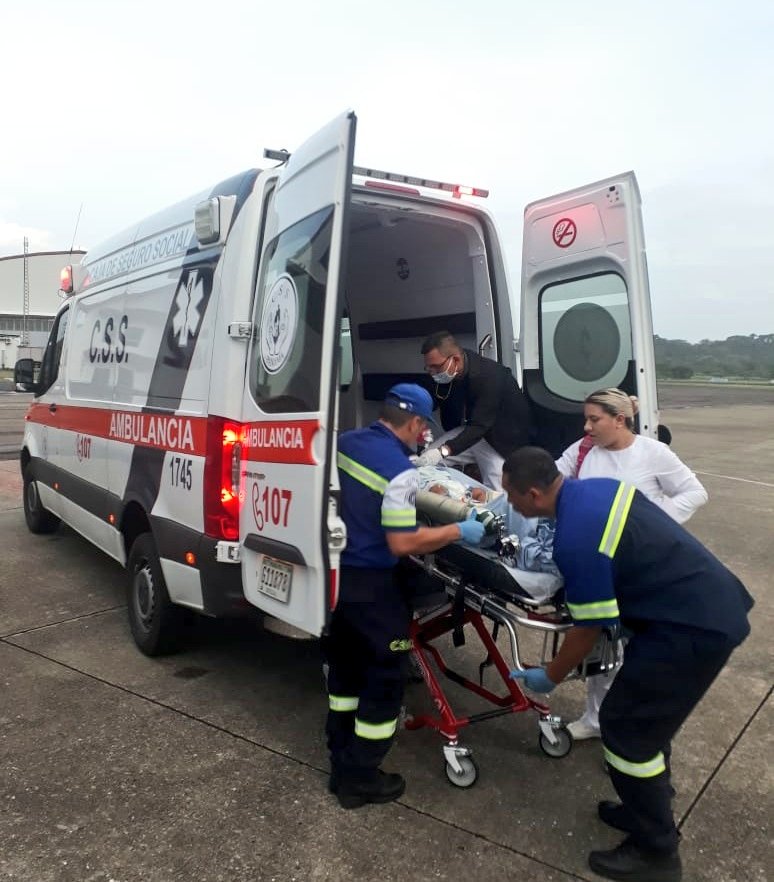 aeronavalpanama's tweet photo. El equipo #Aeronaval realizó el traslado aeromédico desde Changuinola hasta Howard de una bebé de 1 año con neumonía e infección en las vías urinarias.

Nuestros pilotos y paramédicos continúan su noble labor en beneficio de las comunidades en áreas distantes.

#UnidosLoHacemos https://t.co/Q7YAVZGmpG