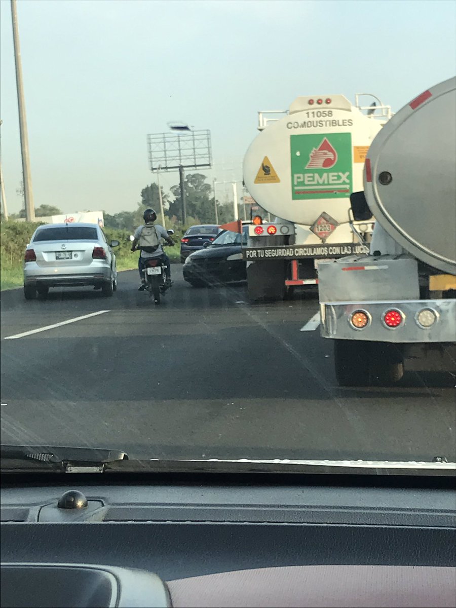 ALICIAVEGA9's tweet photo. Choque  carr Chapala-gdl 500mts antes de periférico carril central tráfico complicado a partir del km 15 precaución. @Trafico_ZMG https://t.co/w9gFjhAm3I