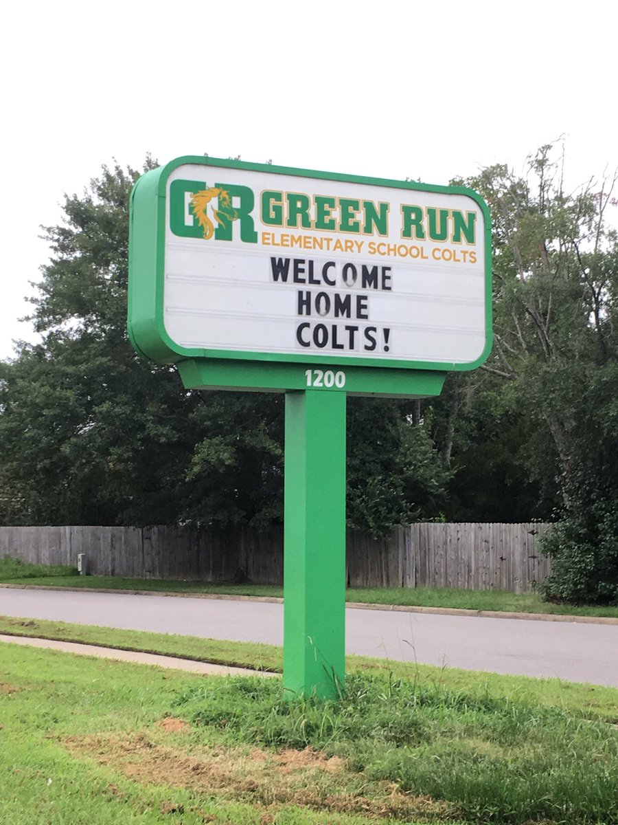 Tekkinheels's tweet photo. This says it all. #community #ColtsROCK #WelcomeHome 🚌🐴 https://t.co/Pd6cRpr8sG