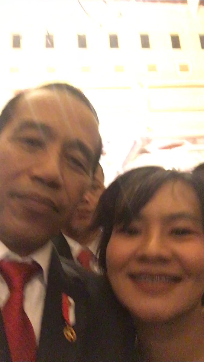 akhirnya kesampean beli nagetnya <a href="/kaesangp/">“kak” Kaesang</a>. kemaren beli Mangkokku sama ternakopi gak direpost.. bodoamat ga direpost yg penting bisa foto bareng bapaknya! cc : mbahnya ethes <a href="/jokowi/">Joko Widodo</a>