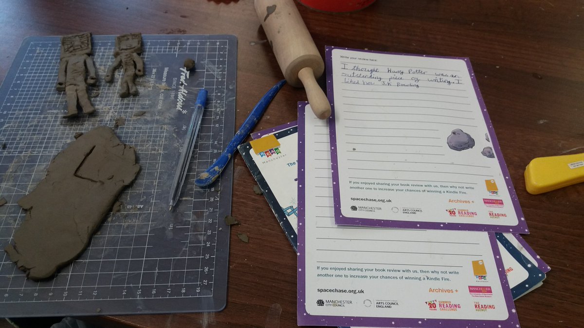 MancLibraries's tweet photo. Perfect combo - #freefamilyactivity in libraries + the #SummerReadingChallenge. There's still time to sign up, read 6 books & tell us all about them in our book review competition! Prizes galore - see https://t.co/bcklvajj0s https://t.co/Wp64PRW1qg