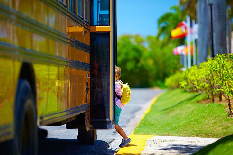 GroupeIntercar's tweet photo. Votre enfant a peut-être embarqué dans un #autobus jaune pour la 1e fois ce matin ou le fera demain... Notre blogue vous propose des #conseils pour un premier trajet en autobus #scolaire sans peur et en #sécurité https://t.co/VoTC3aiCsX #SagLac https://t.co/KZsoOOcYVJ