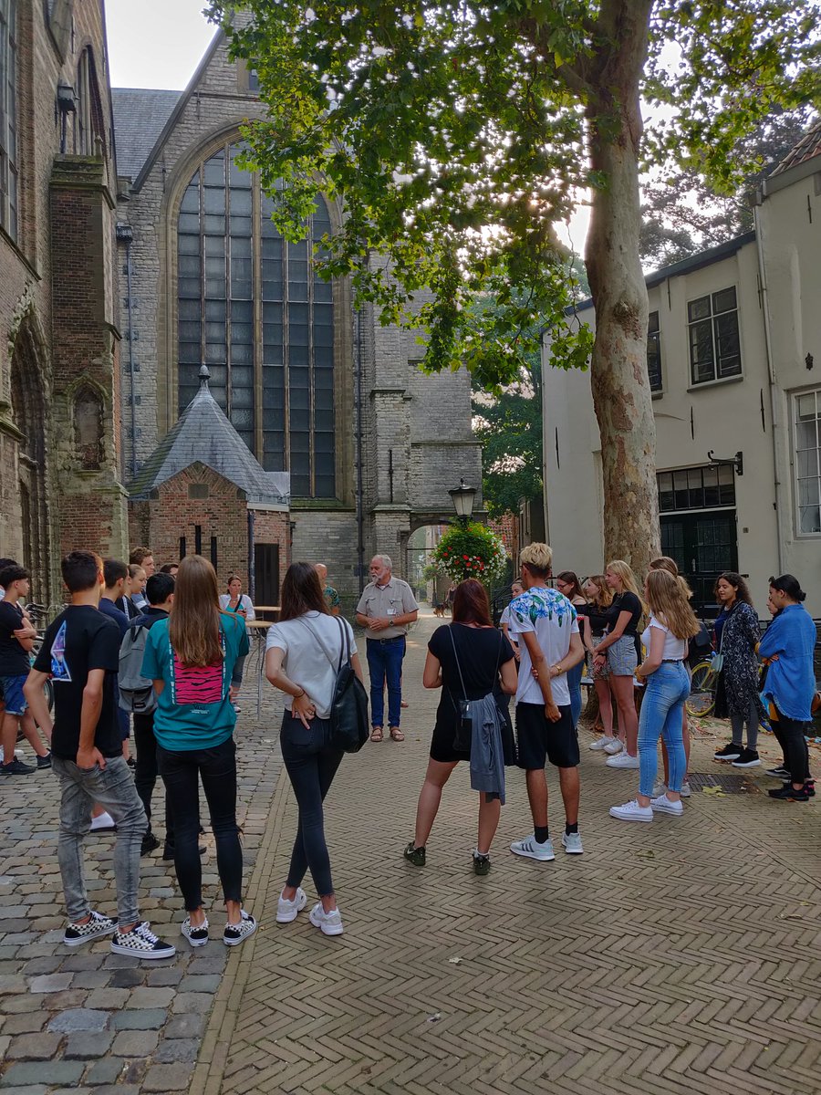 SamenvoorGouda's tweet photo. Vandaag startdag #Maatschappelijkedienstijd voor 40 studenten van het @mboRijnland gehad. Komende maanden gaan ze wekelijks ad slag als bezoekteam, klusteam, activiteitenbegeleider, maatje, taalcoach enz.
Dank dat we mochten lunchen bij @BrowniesdownieS ! #mdt #Yourcube https://t.co/9yl86f3aZG