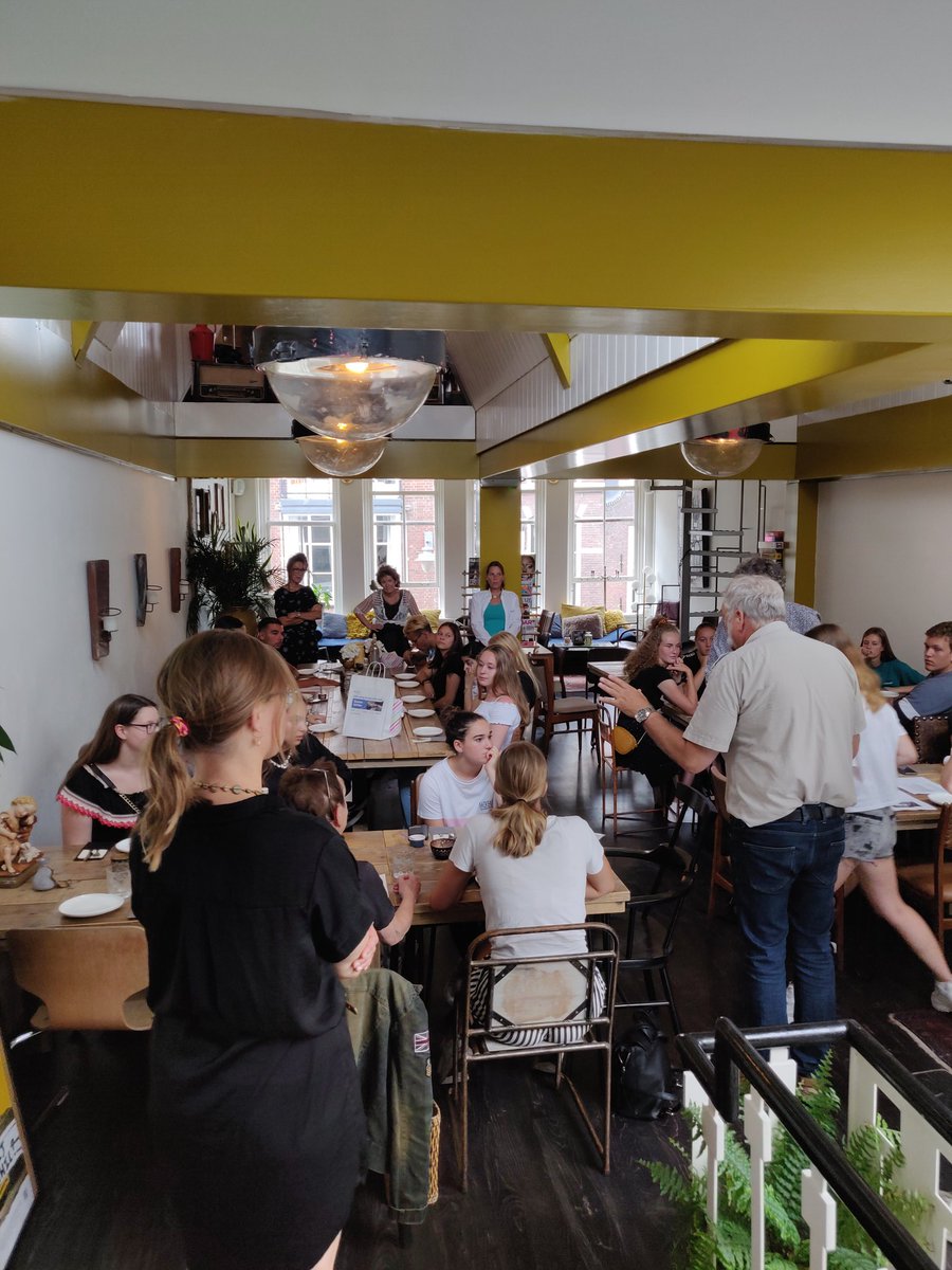 SamenvoorGouda's tweet photo. Vandaag startdag #Maatschappelijkedienstijd voor 40 studenten van het @mboRijnland gehad. Komende maanden gaan ze wekelijks ad slag als bezoekteam, klusteam, activiteitenbegeleider, maatje, taalcoach enz.
Dank dat we mochten lunchen bij @BrowniesdownieS ! #mdt #Yourcube https://t.co/9yl86f3aZG