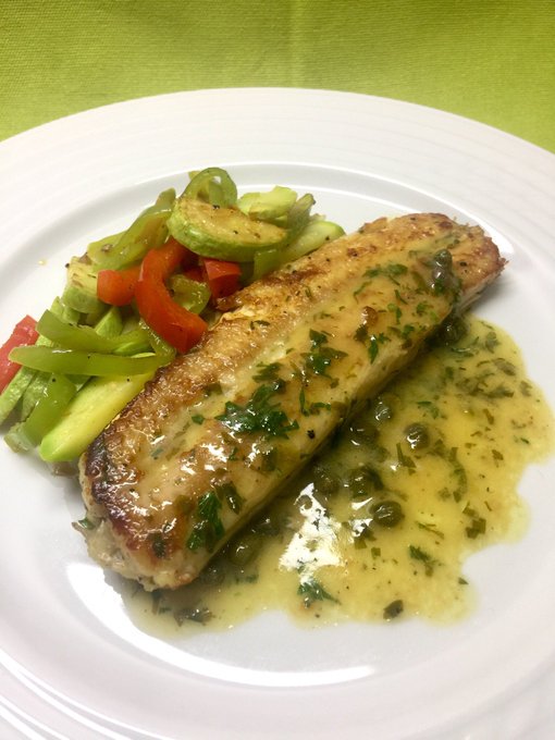 lenguadoSolee's tweet photo. Inspiración internacional, un lenguado en mantequilla de limón y alcaparras con verduras salteadas. ¿Te gusta? RT Sole Fish in lemon butter capper sauce and salted vegetables 👨🏼���#solefish #sogliola #caper #capperi #zuccini #pepperoni #butter #burro #wine #vino https://t.co/EyqRIe9WUn