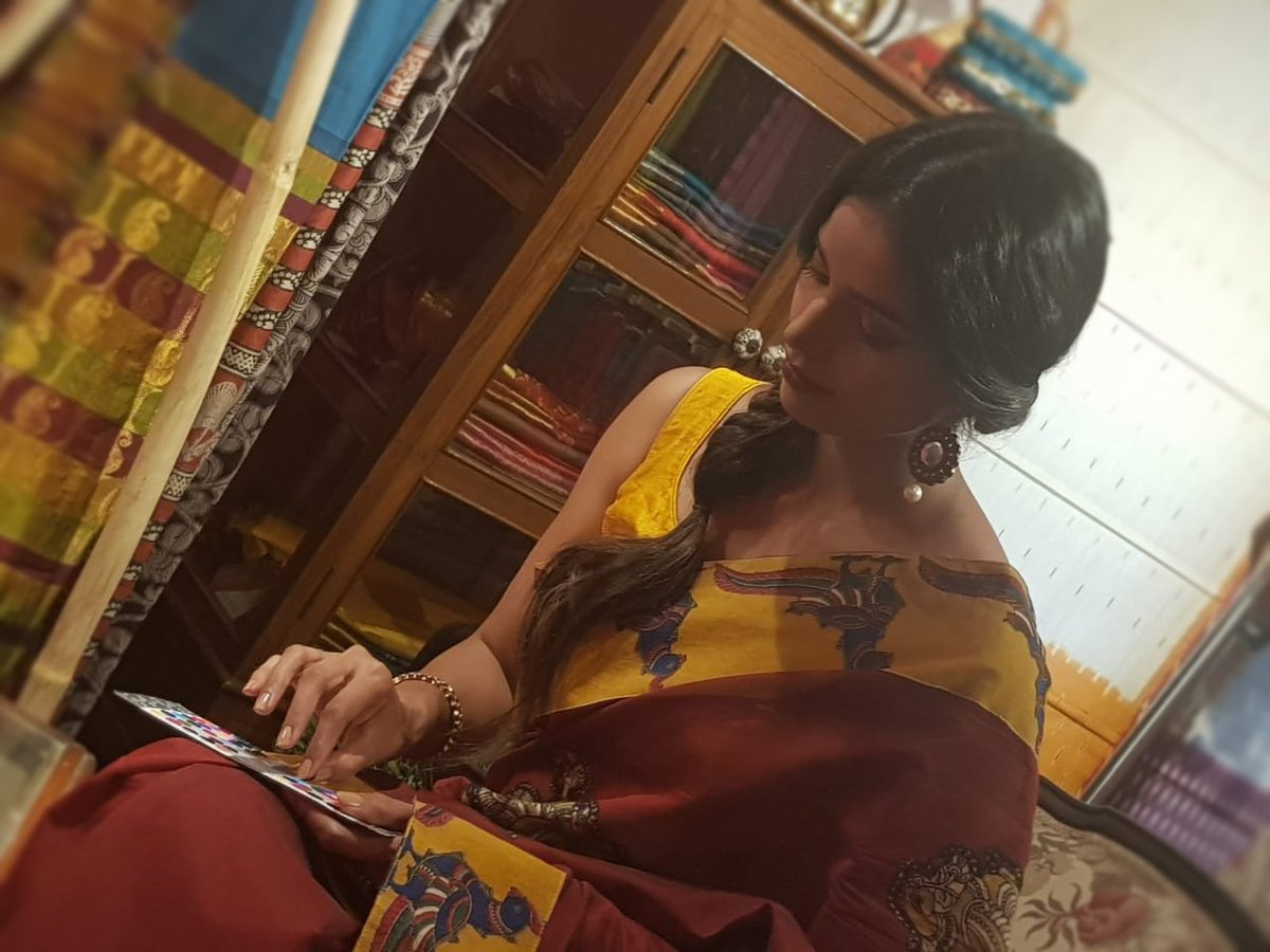 IndianArtizans's tweet photo. And suddenly you know it is time to start something NEW and to trust the magic of beginnings :-) We are itching to share a good piece of news with you but right now we the #indianartizans #tribe is slowly...getting...ready...
#handcraftedstories #handloom #weaves #new #beginnings https://t.co/F17BeZRQWL