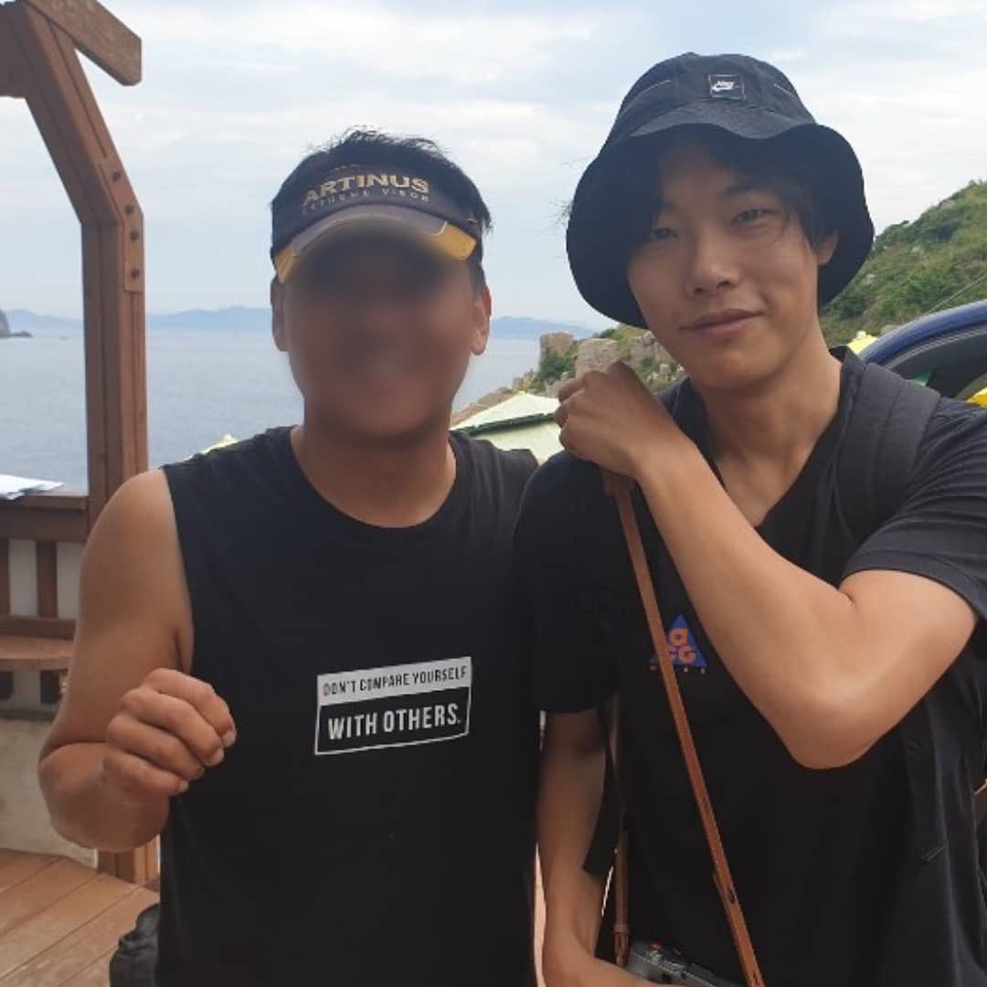 류준열 웃음 (@ryusbs) on Twitter photo 