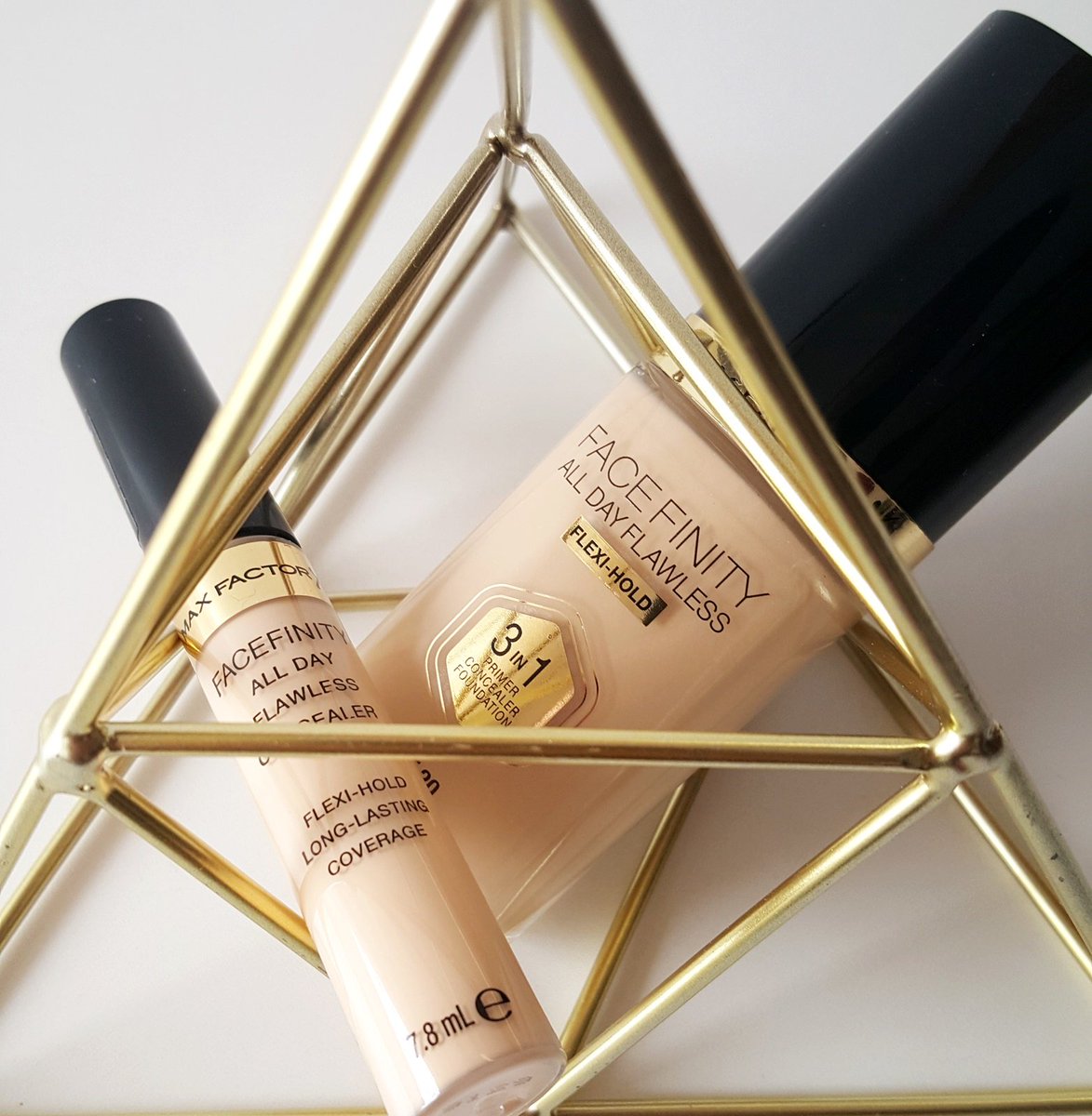 oscarlarion's tweet photo. Ne kenődj el a magas páratartalomban, hőségben se! Turbózd fel a napi rutinodat az új Face Finity folyékony alapozóval. #oscarlarion #promua #beautyexpert #manblogger #sminkmester #osfactor #alldayflawless #new #facefinityfoundation #youxmaxfactor https://t.co/fPNZcs1lmU