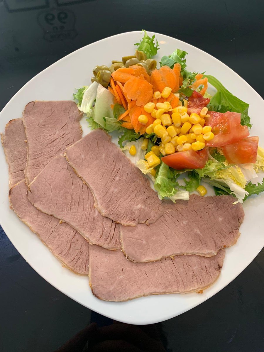 Lemmes_es's tweet photo. Buenos días amigos de #lemmes
*Hoy tenemos*:
- Muslos de pollo al horno con patatas o ensalada
- pavita con ensalada
- bocadillos
- Ensaladas a tu gusto
- Empanadas
*Postre*
- Arrolladitos de dulce de leche
- Tarta de queso tipo quesada
- Melón https://t.co/kyxQG0ZUvO