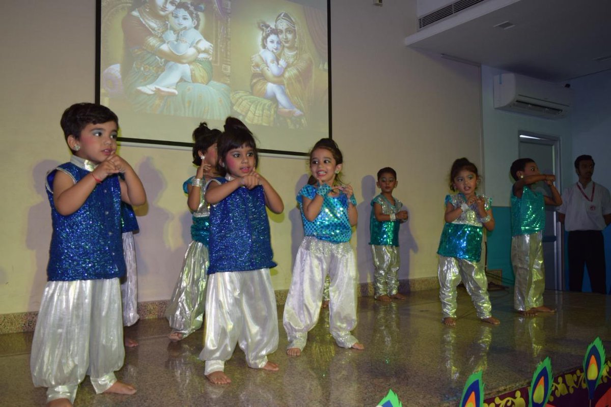 GroupCourt's tweet photo. Touched by the performances of little Cambridgians, our Mentor Ms. @iLataRawat  encouraged them to participate more in such activities and thanked their grandparents who came to share the happy moments in the lives of their kids. 🎉🏆

#WhyCambridgeCourt #CambridgeCourtDifference https://t.co/wcIvMJ3iAW