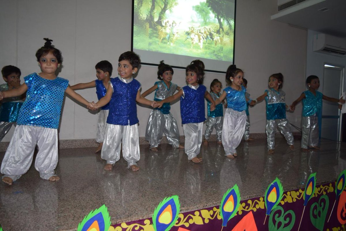 GroupCourt's tweet photo. Touched by the performances of little Cambridgians, our Mentor Ms. @iLataRawat  encouraged them to participate more in such activities and thanked their grandparents who came to share the happy moments in the lives of their kids. 🎉🏆

#WhyCambridgeCourt #CambridgeCourtDifference https://t.co/wcIvMJ3iAW
