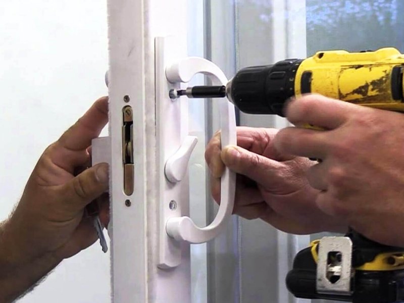Врезка замка во входную дверь. Электрозамок для пластиковой двери. Регулировка пвх двери входной. Как заменить пластиковую дверь входную. Петля для пластиковой двери.