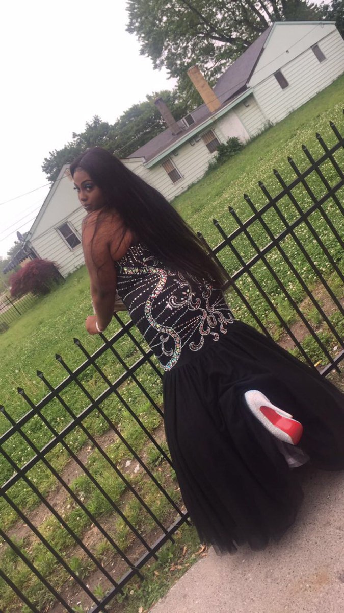 _lanyaa__'s tweet photo. These is blooodyy shoesss 😤😤😤 take me backkk 😩😍😍😍 off the 30 inches down my ass #Prom2k17 https://t.co/MqwNBpPUpF