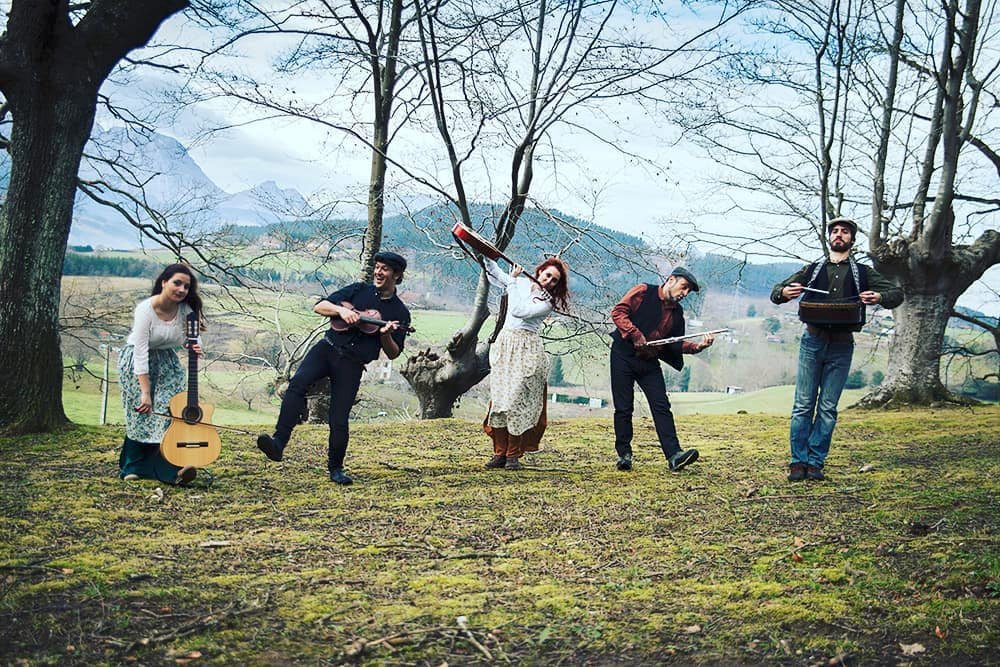 BasqueBeerEus's tweet photo. @Clowerwind, Euskal-Irlandar Folka eta Musika Tradizionala getxoko taldea Ostirala 9etan joko du DONOSTIA BASQUE BEER FESTen.
No os lo perdais el viernes 6 de Setiembre en el DONOSTIA BASQUE BEER FEST a las 9 de la noche. https://t.co/9dBc6FM1ez