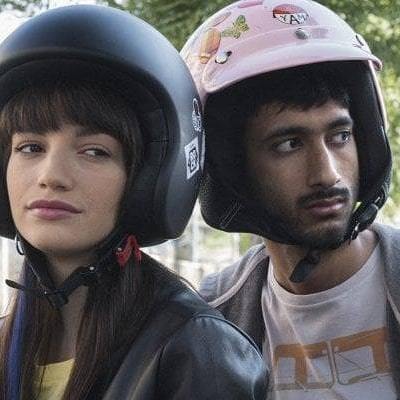 Stasera, mercoledì 28 agosto, Phaim Bhuiyan sarà con noi alla Cava per presentare il suo film "Bangla".
Vincitore di un Nastro d'Argento e di un Globo d'oro, oltre che di altri riconoscimenti, "Bangla" prova a raccontare come si fanno i conti con cultura e tradizioni, quando…