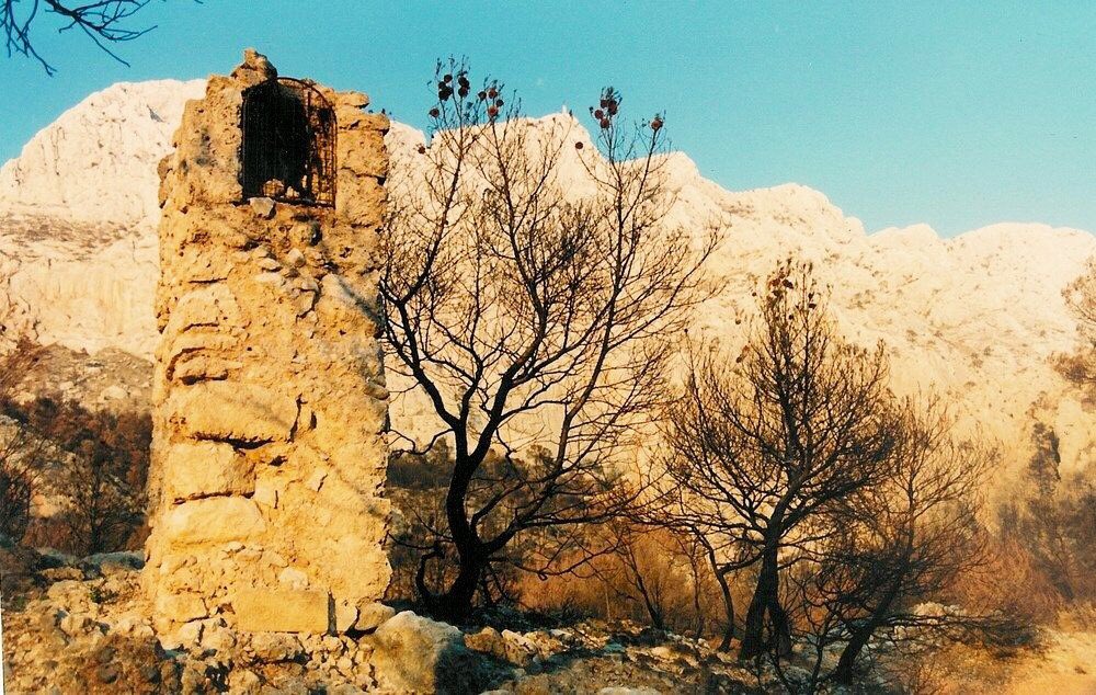 pompiersMimet's tweet photo. Il y a 30 ans... 🔥 

📽Nous sommes le 28 août 1989, un incendie de forêt vient de démarrer, près de Saint-Marc Jaumegarde, attisé par un violent mistral qui va rapidement le propager..

Au 31 Août, le feu aura détruit 5000 hectares.. 

@Pompiers_13 @udsp13 @AllioneFNSPF https://t.co/I7W8HGzZjl