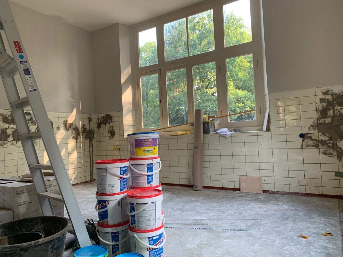 En o ja, al zoeken we geen kok maar een persoonlijk begeleider: hier komt wel een spiksplinternieuwe keuken. Hij wordt nu gemaakt door de mensen van Bouwbedrijf Elk.