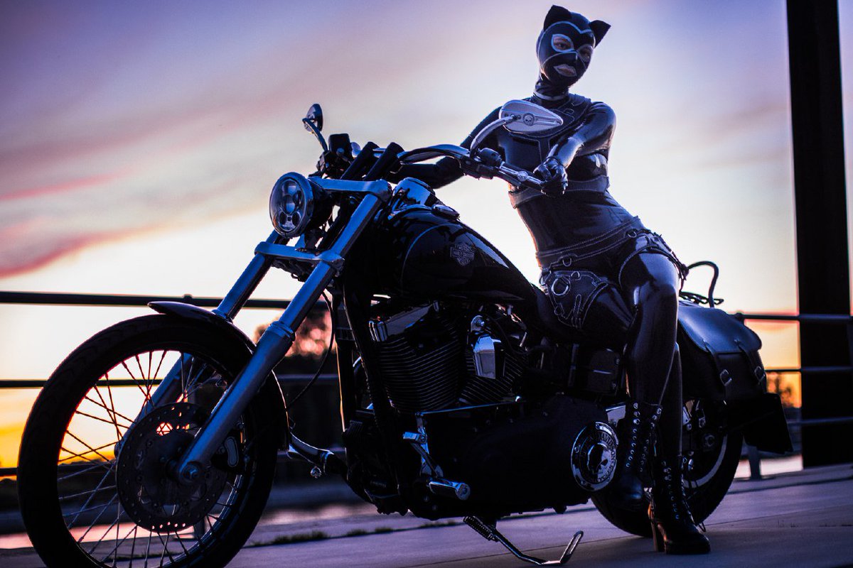 Okay, kinda  cliche, but as we had our little shooting outside, an awesome #harleydavidson driver offered us, to shoot with his bike, how could we have said no?

#latex #bdsm #photography