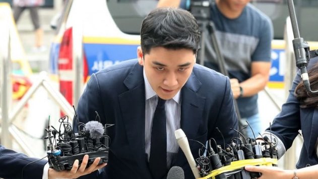 mugiseyo's tweet photo. 今日のスンリのこの顔についての韓国メディアの書き方

メディアSR「反省のない目つき」
イーデイリー「恐ろしい目つき」

ニュースカルチャー
「頭は下げなきゃならないし、カメラは見なくちゃならないし」

どっちかでいいですスンリさん。
しかし両方やってしまう。これがスンリってことや。 https://t.co/1aaIeo4Wym