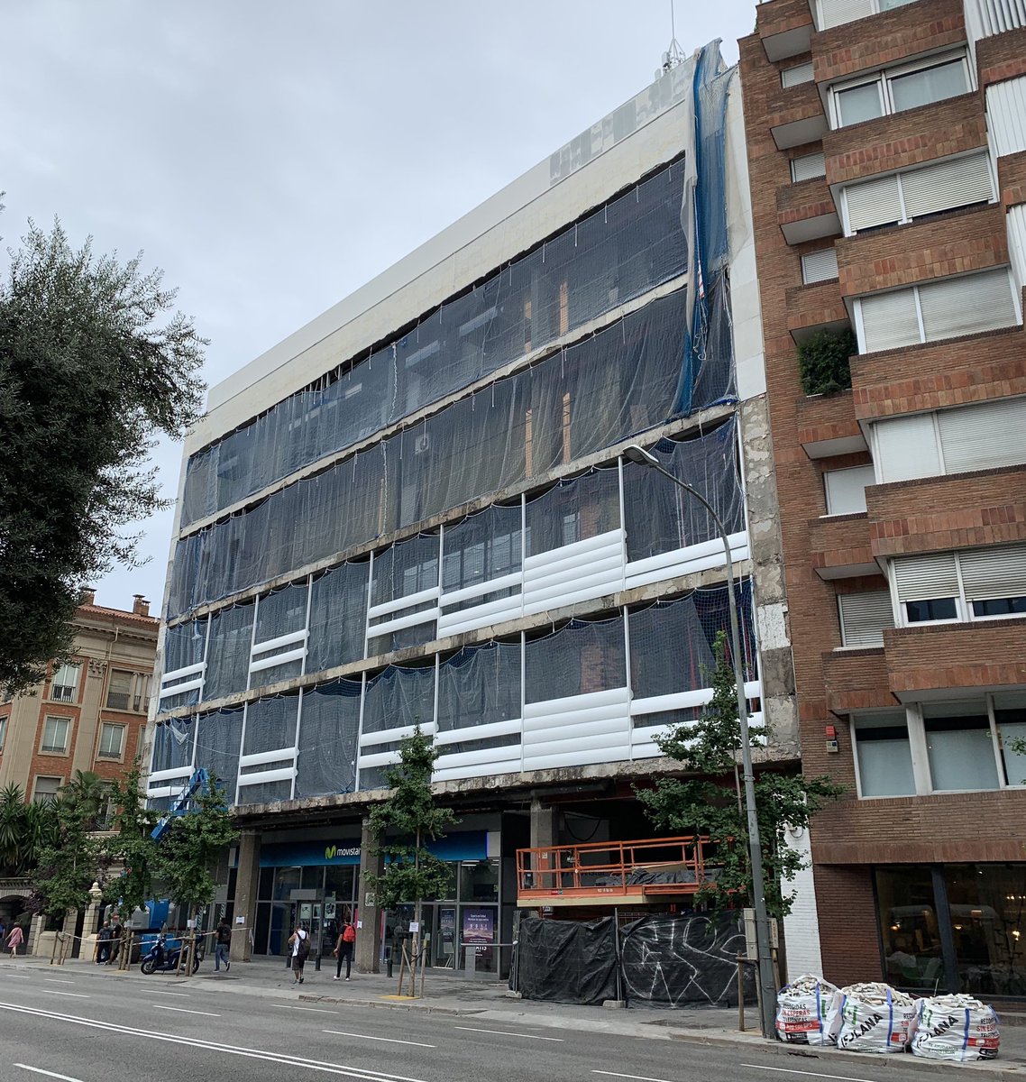 miro_nitidus's tweet photo. Molt trist per l’estat de l’edifici ‘Telefónica’ de Via Augusta de Francesc #Mitjans. Hem perdut per sempre aquella tensió superficial d’aquella façana que possiblement ningú ha superat i els detalls on encara era present la mà de l’arquitecte. https://t.co/Fmh0ls8y6e