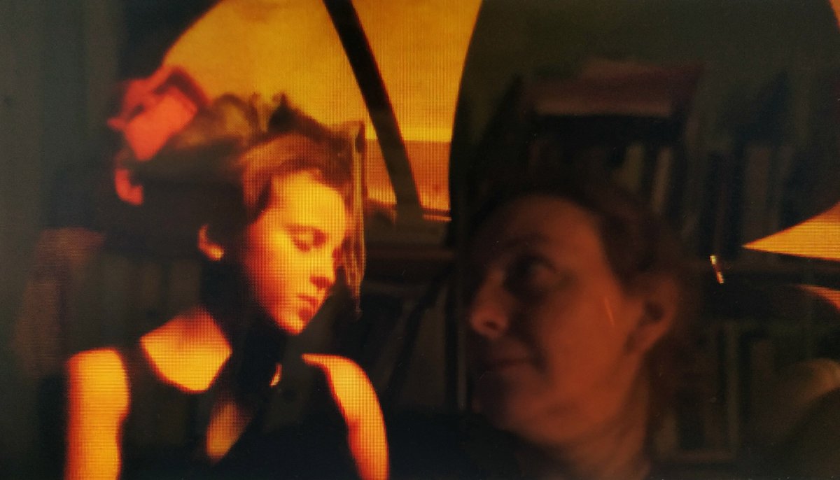 En #materialsensible las participantes experimentan con la fotografía para resituarse respecto a las situaciones de abuso sexual sufridas en la infancia y transitarlas hacia una vía más consciente para revelar su capacidad de resiliencia.  ℹ️ bit.ly/2NZv8Sw 📸: B. Burgos