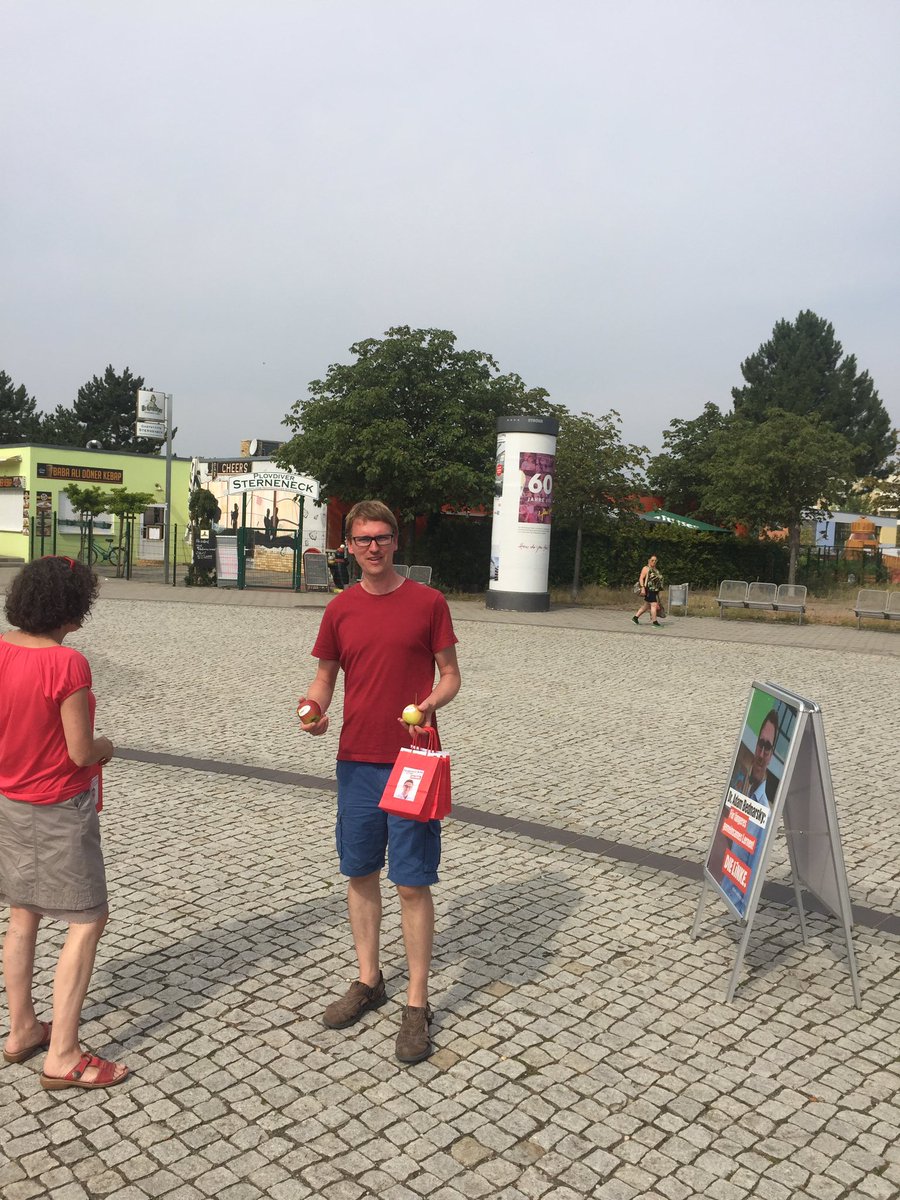 Bedam99's tweet photo. Weiter im #Wahlkampf-#Marathon!
🍎-Mania gastiert im WK VII in #Leipzig-#Grünau. Stimmung ist richtig gut: #AdamDirekt
https://t.co/0Y0cb4lHsq #Erststimme
#ParadiesischSozial #sltw19 #Direktstimme #DerWestenKipptNicht #DieLINKE #Landtag #Landtagswahl #wk29 https://t.co/I2egc25D3e