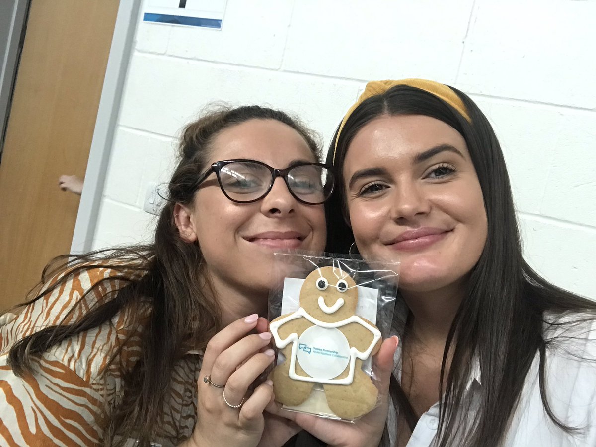 EllieDaddsPsych's tweet photo. Yummy gingerbread man at the acute inpatient collaborative @SamsKitchenUK 😍 https://t.co/esBMWCCXGS