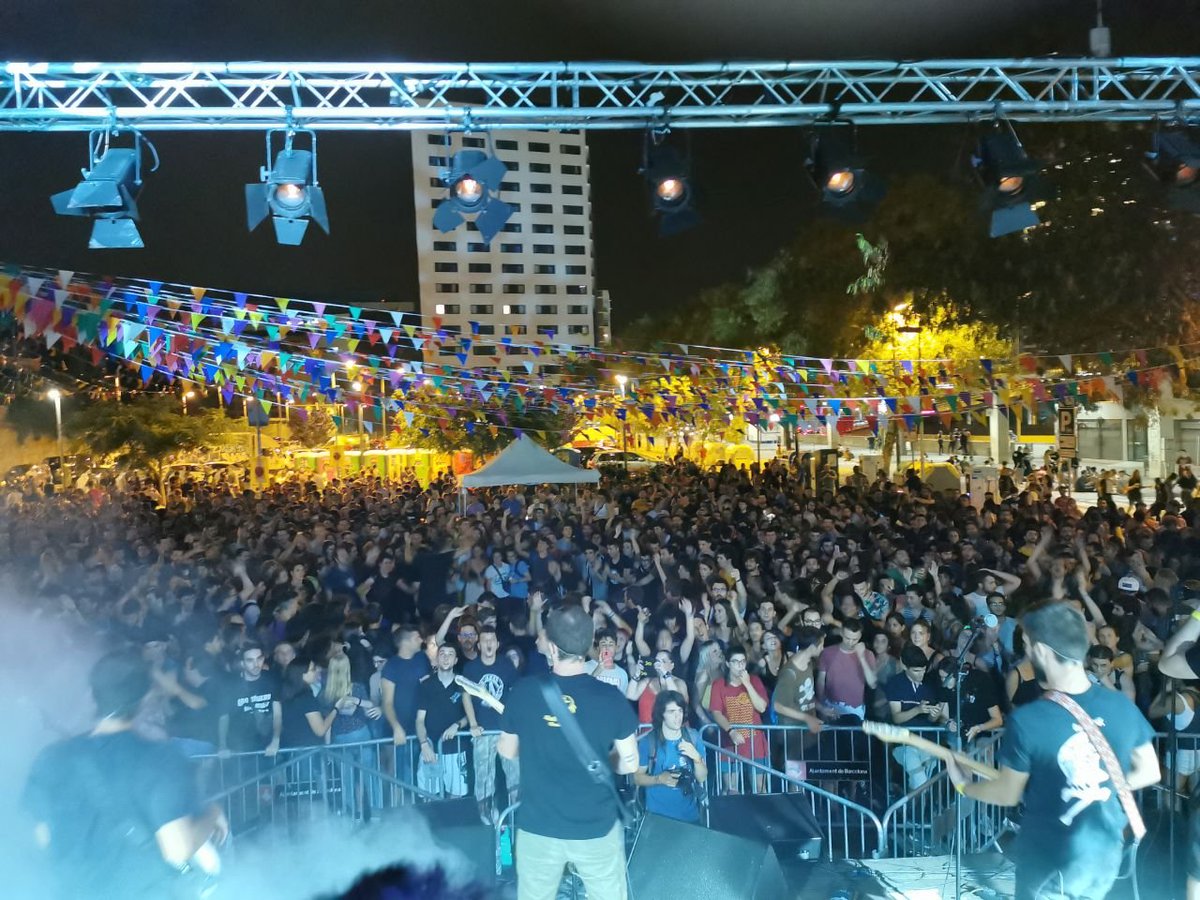 Aquest dimarts vam tenir un dia intens amb la traca de globus i l'animació de @JaumeBarri, i els concerts d'<a href="/Ojo_BuenCubero/">Ojo De Buen Cubero</a> i Seguirem a la nit. #FMSANTS