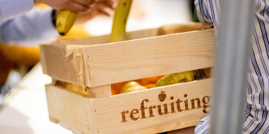 Refruiting's tweet photo. ¿Quién quiere una pieza de #fruta fresca? 🍎🍌🥝 ¡Ha llegado la hora del #BreakSaludable!
__
#Refruiting #VidaSaludable #oficina https://t.co/4q3Dy40wy7